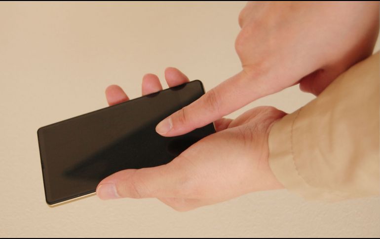 Elegir materiales ligeros, flexibles y de buena calidad es la mejor manera de mantener tu dispositivo protegido y operativo por más tiempo. CANVA