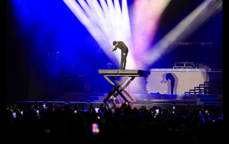 Chayanne arrancó moviéndose en el escenario de arriba a abajo, lleno de energía, con algunos de sus éxitos más grandes. EL INFORMADOR/ J. Acosta