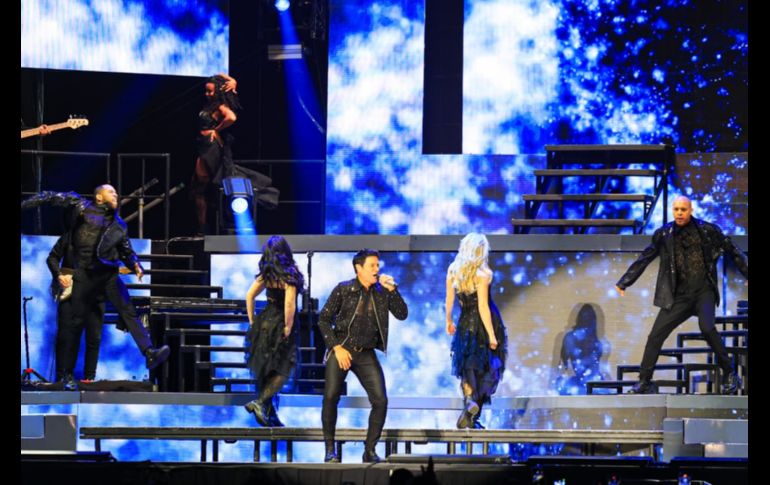 Chayanne arrancó moviéndose en el escenario de arriba a abajo, lleno de energía, con algunos de sus éxitos más grandes. EL INFORMADOR/ J. Acosta