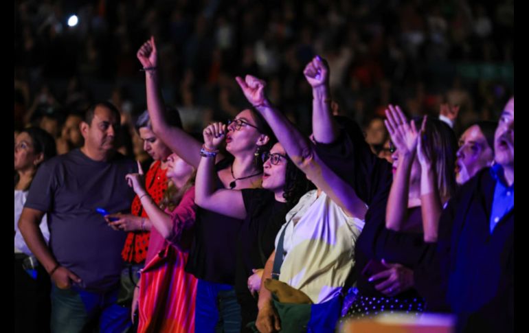 Chayanne arrancó moviéndose en el escenario de arriba a abajo, lleno de energía, con algunos de sus éxitos más grandes. EL INFORMADOR/ J. Acosta