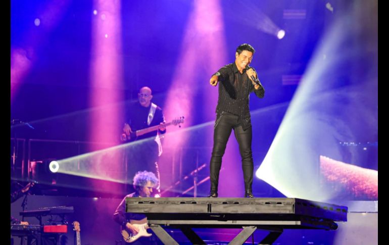 Chayanne arrancó moviéndose en el escenario de arriba a abajo, lleno de energía, con algunos de sus éxitos más grandes. EL INFORMADOR/ J. Acosta