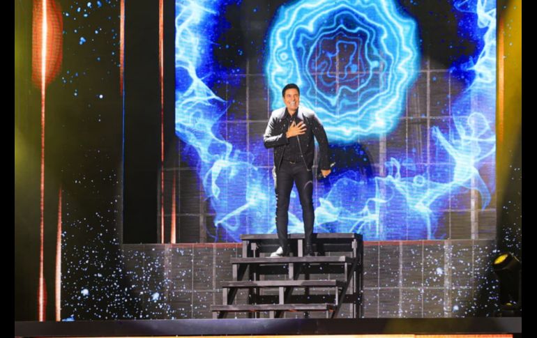 Chayanne arrancó moviéndose en el escenario de arriba a abajo, lleno de energía, con algunos de sus éxitos más grandes. EL INFORMADOR/ J. Acosta