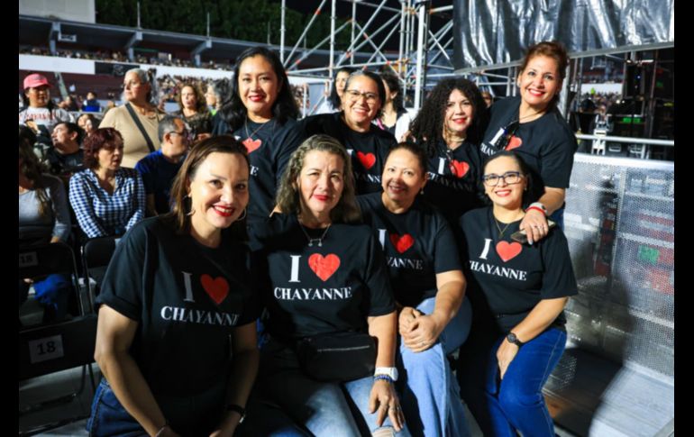 Chayanne arrancó moviéndose en el escenario de arriba a abajo, lleno de energía, con algunos de sus éxitos más grandes. EL INFORMADOR/ J. Acosta