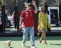 Charles Leclerc, piloto de Fórmula 1 de Ferrari, saluda al público en México. EFE