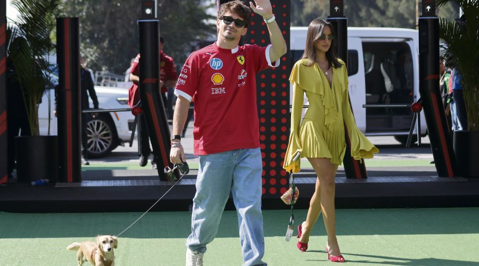 Charles Leclerc, piloto de Fórmula 1 de Ferrari, saluda al público en México. EFE