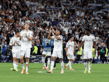 Los jugadores del Real Madrid celebran la victoria contra el Barcelona. EFE/C. Moya