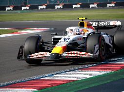 Liam Lawson se encontró con dos comisarios en pista entre la curva 2 y 3 en una situación que pudo terminar en tragedia. EFE/ J. Méndez.