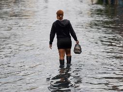 El fenómeno mantiene condiciones peligrosas más allá de su cono de trayectoria, por lo que las autoridades recomiendan extremar precauciones. EFE/ O. Barría.