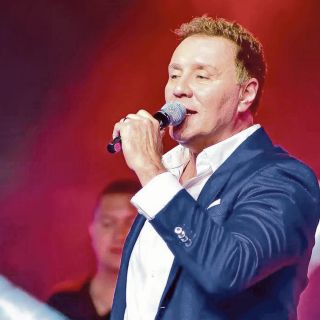 Lorenzo Antonio regala “12 Rosas” en escena