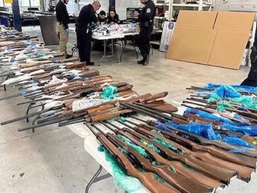 Funcionarios de HSI afirmaron que las armas se dirigían a México, "donde los cárteles alimentan la violencia". ESPECIAL / X / @USAmbMex