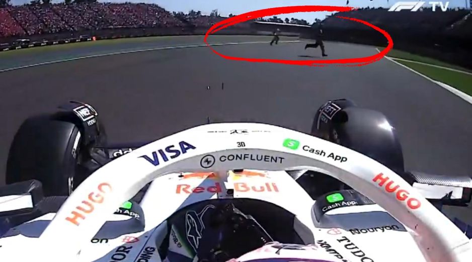 Las imágenes a bordo del monoplaza de Lawson mostraron al piloto reduciendo la velocidad mientras los dos comisarios cruzaban la pista frente a su auto. ESPECIAL