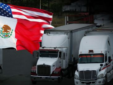 Donald Trump había amenazado con imponer gravámenes a partir del 1 de noviembre a los vehículos de carga pesada, pero, según Claudia Sheinbaum, pactaron volver a hablar en unas semanas. ESPECIAL / EL INFORMADOR y CANVA