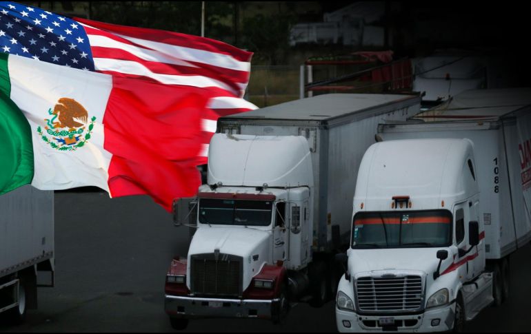 Donald Trump había amenazado con imponer gravámenes a partir del 1 de noviembre a los vehículos de carga pesada, pero, según Claudia Sheinbaum, pactaron volver a hablar en unas semanas. ESPECIAL / EL INFORMADOR y CANVA