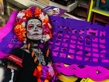 Elegir conscientemente el tono de cada papel picado es la forma más íntima y colorida de honrar la memoria. EL INFORMADOR/ARCHIVO ESPECIAL/Gobierno de Guadalajara