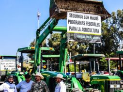 Los productores de maíz que comenzaron a manifestarse desde la mañana de este lunes iniciaron hace unos momentos el bloqueo en la carretera Guadalajara-Morelia a la altura del kilómetro 40 en ambos sentidos. EL INFORMADOR / A. Navarro