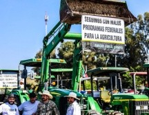 Los productores de maíz que comenzaron a manifestarse desde la mañana de este lunes iniciaron hace unos momentos el bloqueo en la carretera Guadalajara-Morelia a la altura del kilómetro 40 en ambos sentidos. EL INFORMADOR / A. Navarro