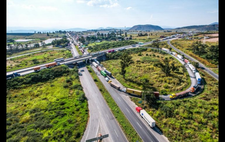 Los productores de maíz que comenzaron a manifestarse desde la mañana de este lunes iniciaron hace unos momentos el bloqueo en la carretera Guadalajara-Morelia a la altura del kilómetro 40 en ambos sentidos. EL INFORMADOR / A. Navarro