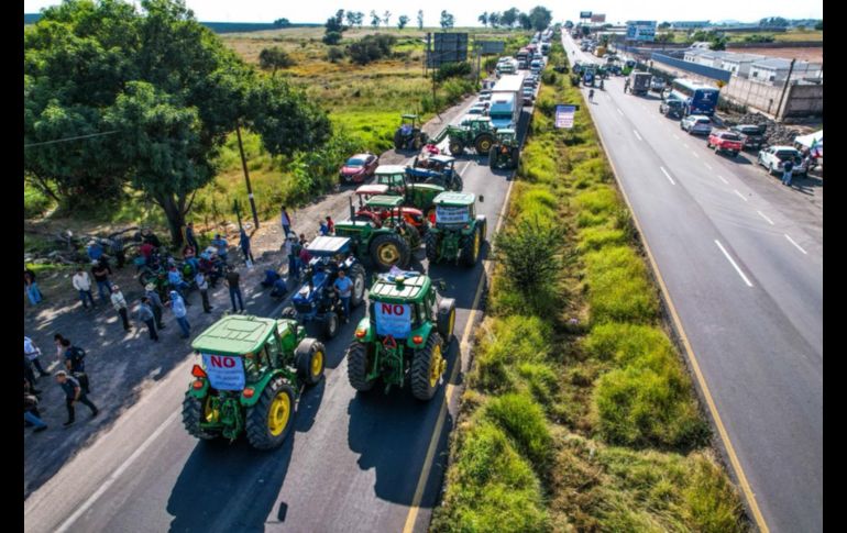 Los productores de maíz que comenzaron a manifestarse desde la mañana de este lunes iniciaron hace unos momentos el bloqueo en la carretera Guadalajara-Morelia a la altura del kilómetro 40 en ambos sentidos. EL INFORMADOR / A. Navarro