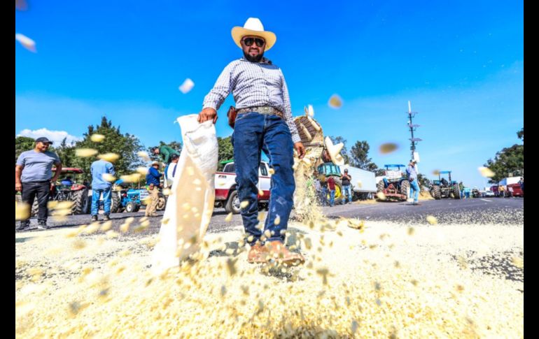 Productores de maíz inician bloqueo de carretera a Morelia en el kilómetro 40