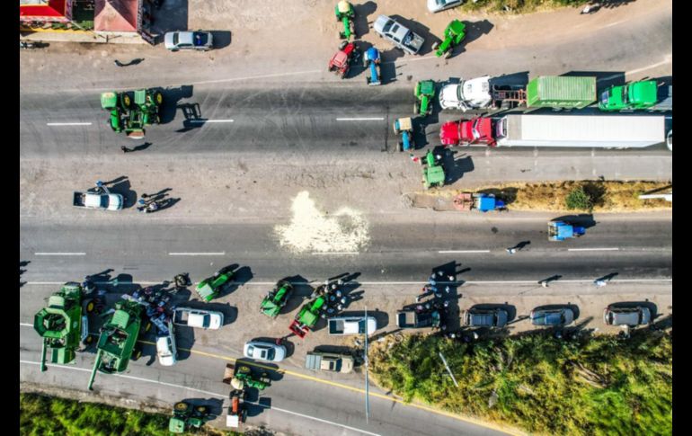 El cierre de la carretera fue declarado indefinido hasta obtener una respuesta favorable de las autoridades. EL INFORMADOR / A. Navarro