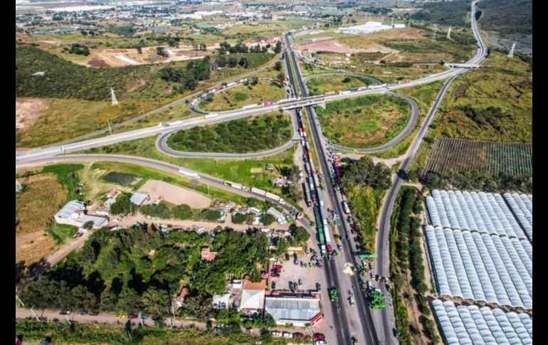 El cierre de la carretera fue declarado indefinido hasta obtener una respuesta favorable de las autoridades. EL INFORMADOR / A. Navarro
