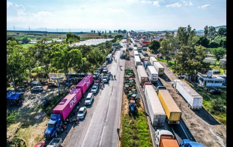 El cierre de la carretera fue declarado indefinido hasta obtener una respuesta favorable de las autoridades. EL INFORMADOR / A. Navarro