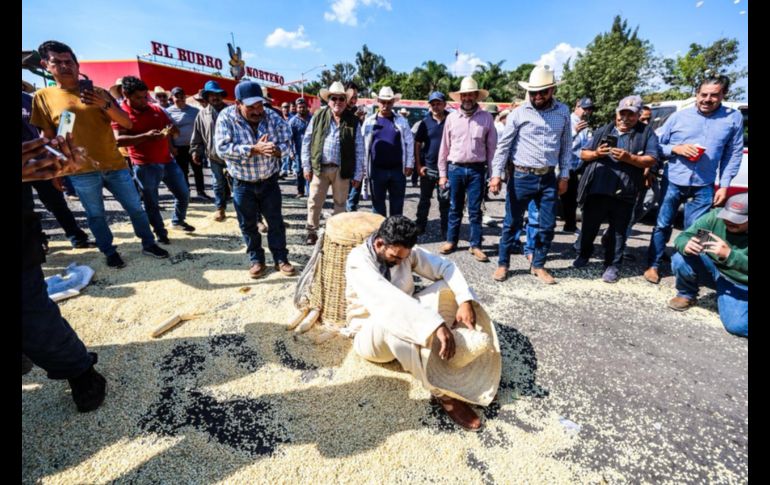 El cierre de la carretera fue declarado indefinido hasta obtener una respuesta favorable de las autoridades. EL INFORMADOR / A. Navarro