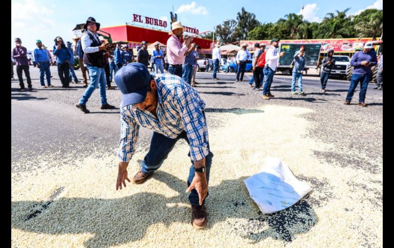 El cierre de la carretera fue declarado indefinido hasta obtener una respuesta favorable de las autoridades. EL INFORMADOR / A. Navarro