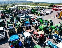 Concentración de agricultores en el km 40 de la carretera Guadalajara-Colima. EL INFORMADOR/A. Navarro