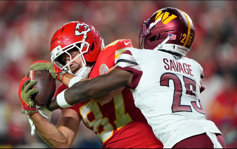 Travis Kelce tuvo una actuación destacada al atrapar seis pases para acumular 99 yardas, además de una recepción de anotación. AP/C. Riedel