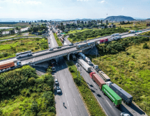 Desde la tarde de ayer, cientos de productores tomaron diferentes puntos carreteros y autopistas del Estado para exigir un mejor precio del maíz. EL INFORMADOR / A. Navarro