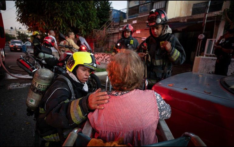 Las personas fueron atendidas por paramédicos de Cruz Verde. ESPECIAL / Protección Civil y Bomberos GDL