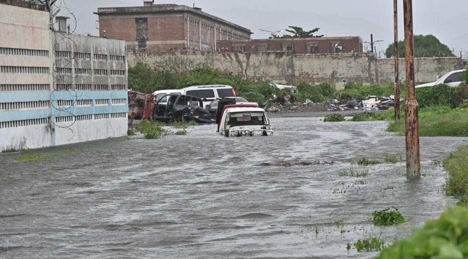 El huracán Melissa, el más poderoso del Atlántico esta temporada, impactó Jamaica con vientos de 295 km/h, dejando graves destrozos en todo el país. EFE/R. Brown