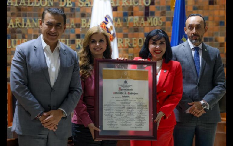 Con presencia de las principales autoridades universitarias, entre ellas, la rectora general Karla Planter, el Congreso realizó la ceremonia en el pleno y acompañados de autoridades estatales. EL INFORMADOR/ A. Navarro