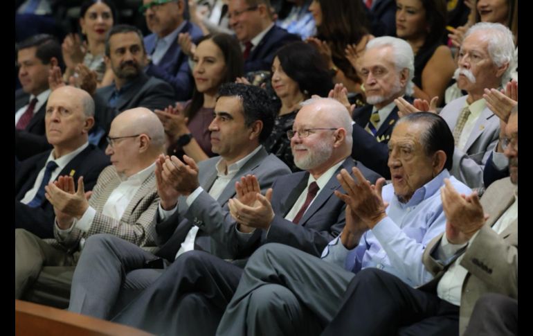 Con presencia de las principales autoridades universitarias, entre ellas, la rectora general Karla Planter, el Congreso realizó la ceremonia en el pleno y acompañados de autoridades estatales. EL INFORMADOR/ A. Navarro