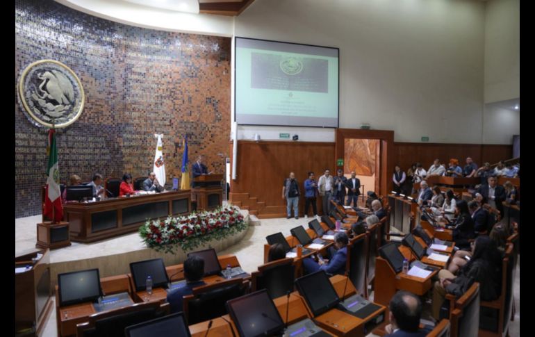 Con presencia de las principales autoridades universitarias, entre ellas, la rectora general Karla Planter, el Congreso realizó la ceremonia en el pleno y acompañados de autoridades estatales. EL INFORMADOR/ A. Navarro