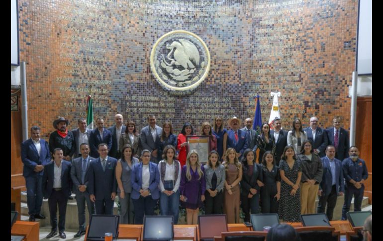 Con presencia de las principales autoridades universitarias, entre ellas, la rectora general Karla Planter, el Congreso realizó la ceremonia en el pleno y acompañados de autoridades estatales. EL INFORMADOR/ A. Navarro