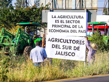 Luego de sostener un encuentro con la Comisión de Agricultura del Senado de la República, los productores acordaron liberar un carril de sus bloqueos como parte de su disposición al diálogo, en espera de ser atendidos por la Secretaría de Gobernación federal. EL INFORMADOR/ A. Navarro