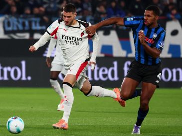 Giménez recibió una fuerte entrada de Marco Brescianini mientras avanzaba con peligro hacia el área rival. EFE/M. MARAVIGLIA.