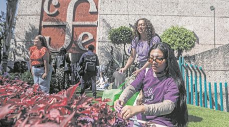 Escritoras, poetas y activistas feministas se reunieron frente al FCE para exigir la renuncia del director Paco Ignacio Taibo Il. EL UNIVERSAL