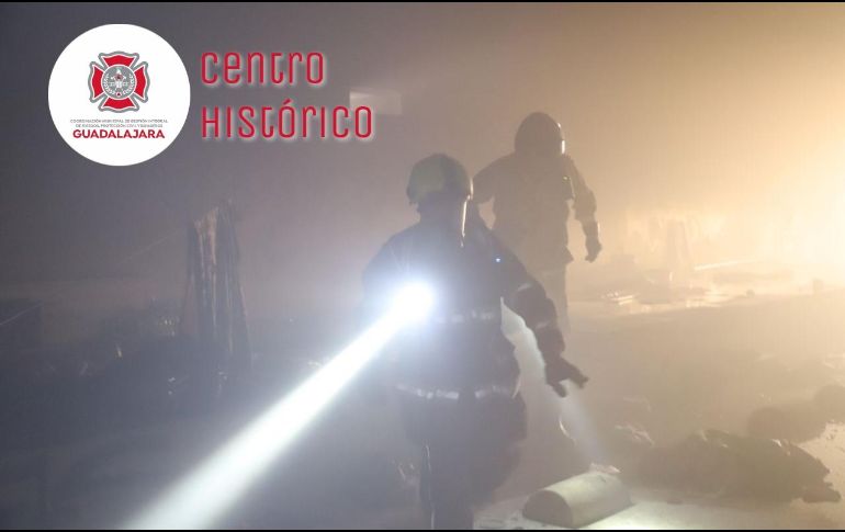 Los elementos de Bomberos de Guadalajara lograron controlar el fuego para evitar la propagación a otras áreas. ESPECIAL / FACEBOOK Protección Civil y Bomberos GDL