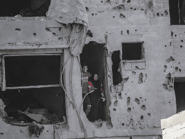 Ayer, Israel volvió a bombardear la Franja de Gaza, matando a decenas de personas, entre ellas, niños. EFE / EPA / M. Saber