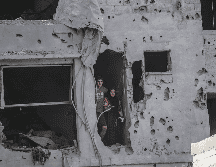 Ayer, Israel volvió a bombardear la Franja de Gaza, matando a decenas de personas, entre ellas, niños. EFE / EPA / M. Saber