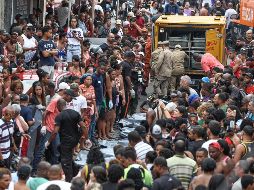 La Defensoría Pública, que brinda asistencia legal gratuita, actualizó la cifra de víctimas, que el día anterior era de 64, luego de que vecinos de las zonas afectadas buscaran a sus familiares desaparecidos y empezaran a reunir decenas de cuerpos en una plaza. EFE / A. Coelho