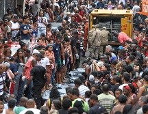 La Defensoría Pública, que brinda asistencia legal gratuita, actualizó la cifra de víctimas, que el día anterior era de 64, luego de que vecinos de las zonas afectadas buscaran a sus familiares desaparecidos y empezaran a reunir decenas de cuerpos en una plaza. EFE / A. Coelho