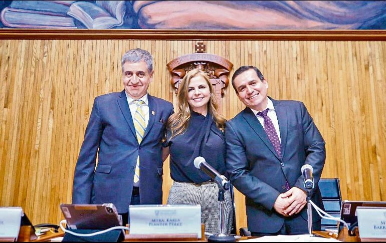 Karla Planter, Rectora General de la Universidad de Guadalajara; Héctor Raúl Solís Gadea, Vicerrector Ejecutivo (izq.) y César Barba Delgadillo, Secretario General. ESPECIAL
