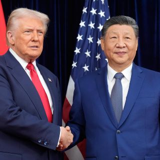 Trump reduce al 10 % los aranceles para China por el fentanilo tras reunión con Xi Jinping