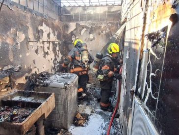 El incendio fue controlado utilizando agua a presión, luego de una primera atención por vecinos y Policía de Zapopan. ESPECIAL / FACEBOOK Protección Civil y Bomberos Zapopan