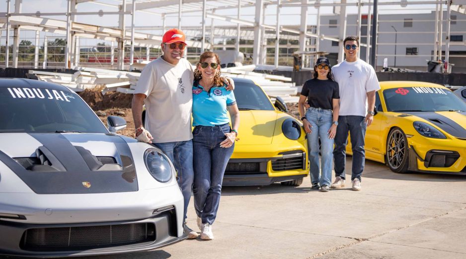 Juan Mendoza Álvarez, Lilia de Mendoza, Fabiola Mendoza y Omar Presue. GENTE BIEN JALISCO / “Slalom Porsche” con INDUJAL Parque industrial y Club de Porsche Guadalajara