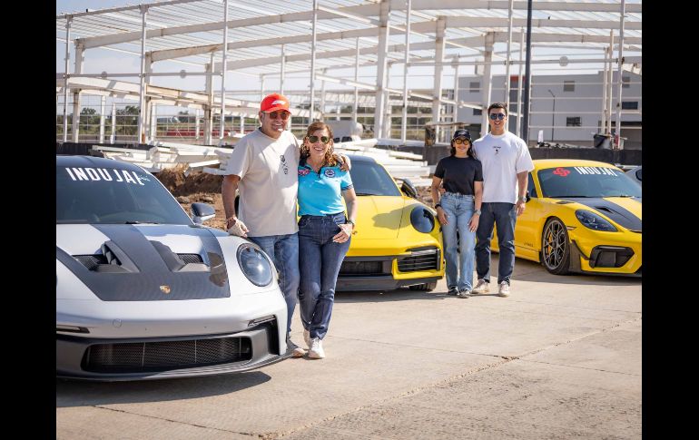 Juan Mendoza Álvarez, Lilia de Mendoza, Fabiola Mendoza y Omar Presue. GENTE BIEN JALISCO / “Slalom Porsche” con INDUJAL Parque industrial y Club de Porsche Guadalajara